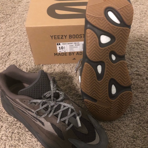 YEEZY-700 BOOST-GEODEV2-Reflective-DS-**Sold** - Picture 5 of 8